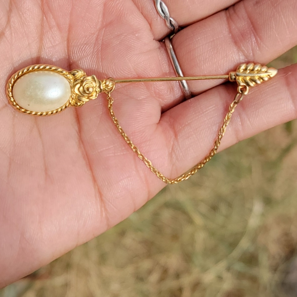 Vintage AVON Art Nouveau revival rosette leaf goldtone faux pearl stick pin